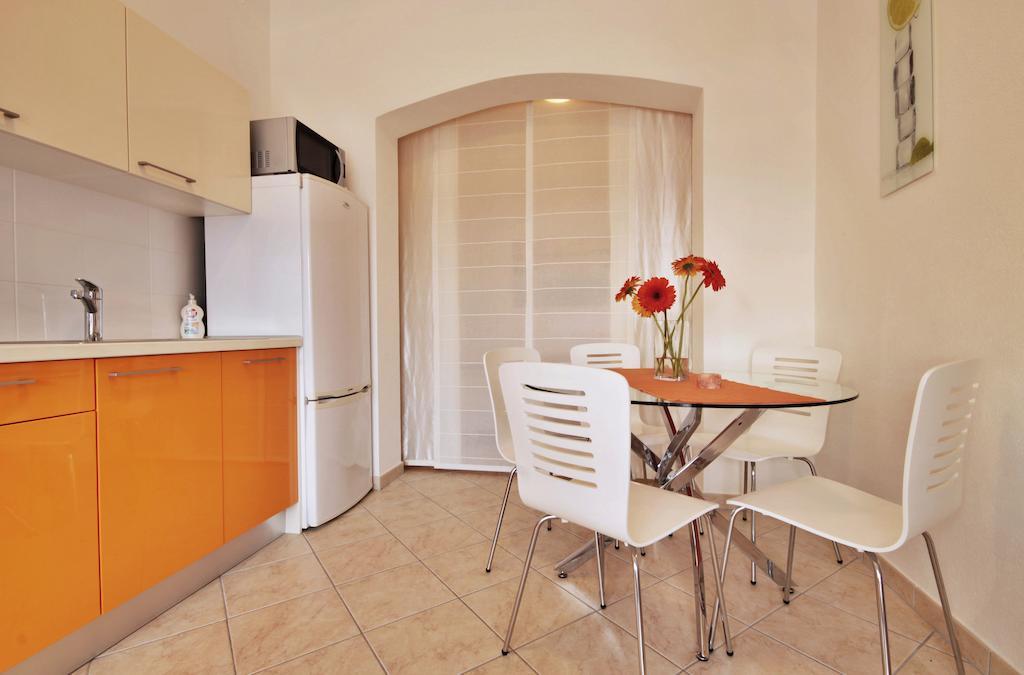 Apartment Zara 2 With Boat Place Мимице Екстериор снимка