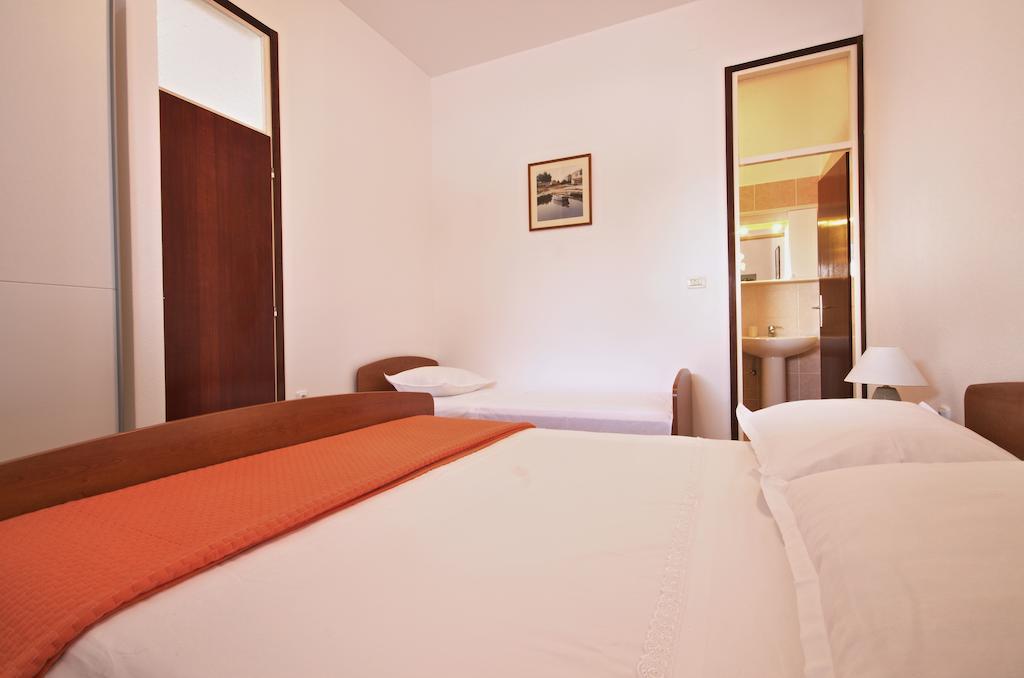 Apartment Zara 2 With Boat Place Мимице Екстериор снимка