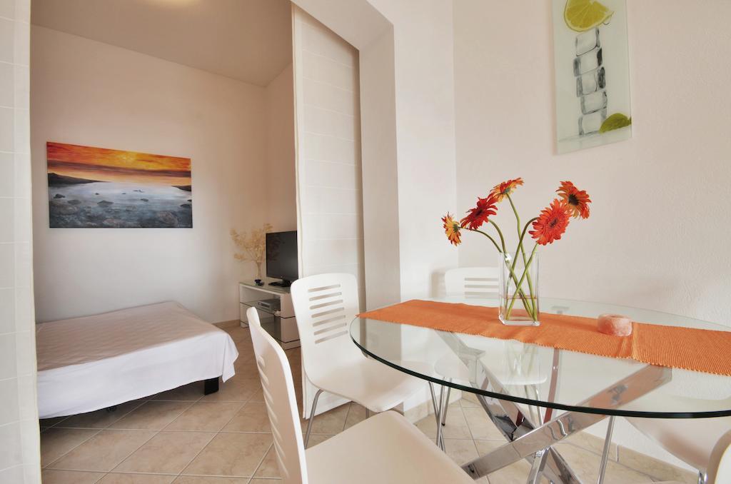 Apartment Zara 2 With Boat Place Мимице Екстериор снимка